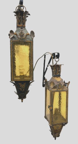 Paire de lanternes en tole laquée XX siècle