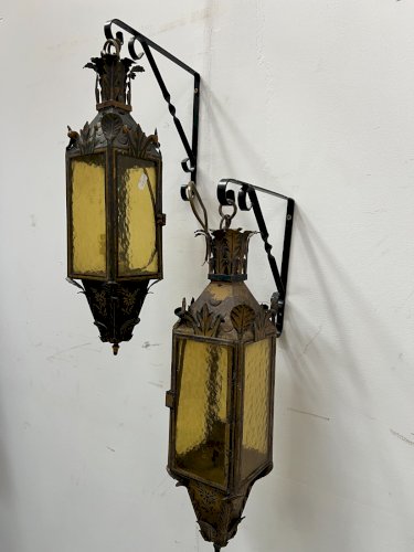 Paire de lanternes en tole laquée XX siècle