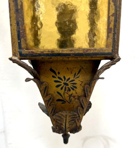 Paire de lanternes en tole laquée XX siècle