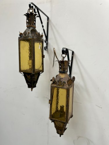 Paire de lanternes en tole laquée XX siècle