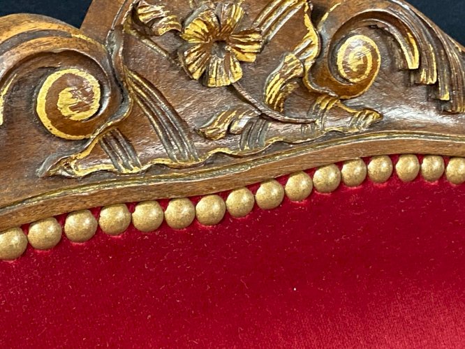 Paire de larges fauteuils à dossier plat de style Louis XV velours rouge profond