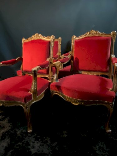 Paire de larges fauteuils à dossier plat de style Louis XV velours rouge profond