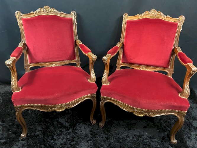 Paire de larges fauteuils à dossier plat de style Louis XV velours rouge profond