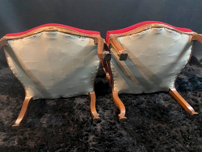 Paire de larges fauteuils à dossier plat de style Louis XV velours rouge profond