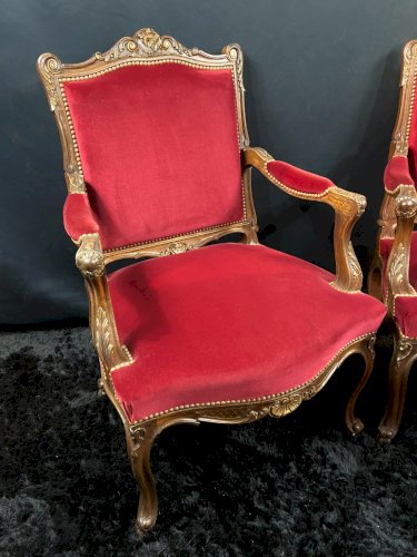 Paire de larges fauteuils à dossier plat de style Louis XV velours rouge profond