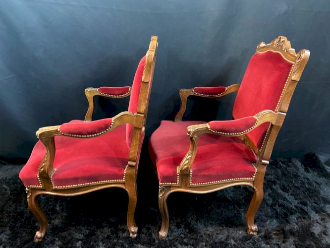 Paire de larges fauteuils à dossier plat de style Louis XV velours rouge profond