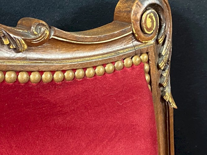Paire de larges fauteuils à dossier plat de style Louis XV velours rouge profond