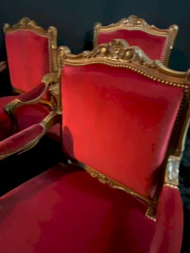 Paire de larges fauteuils à dossier plat de style Louis XV velours rouge profond