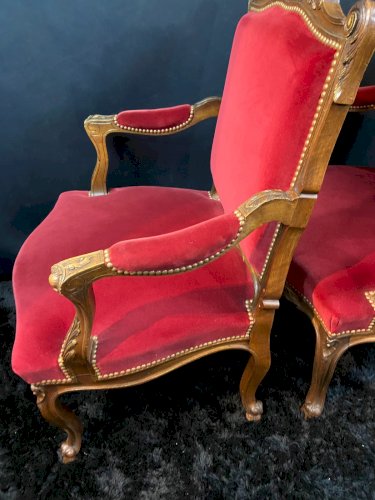 Paire de larges fauteuils à dossier plat de style Louis XV velours rouge profond