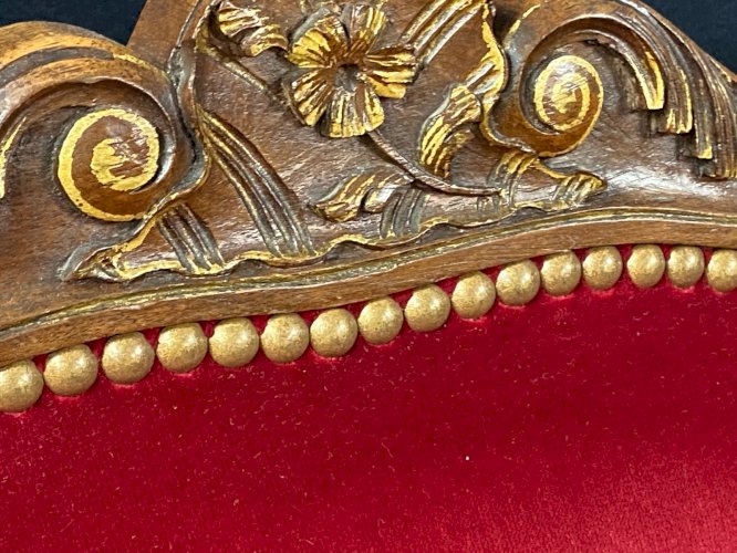 Paire de larges fauteuils à dossier plat de style Louis XV velours rouge profond