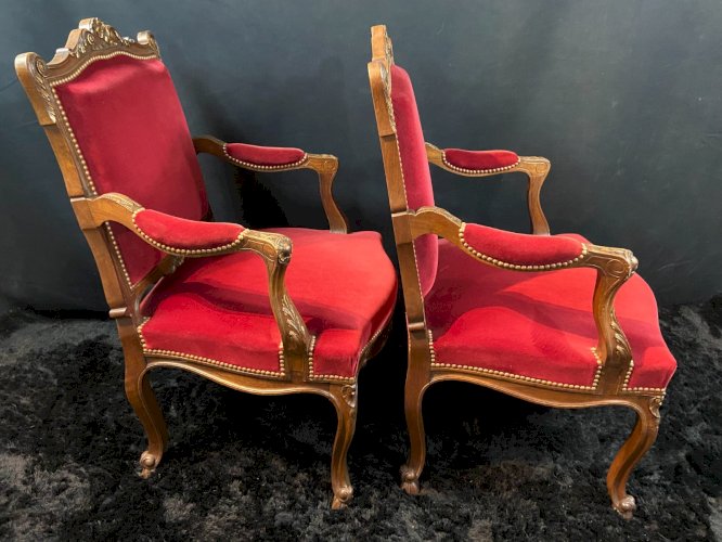 Paire de larges fauteuils à dossier plat de style Louis XV velours rouge profond