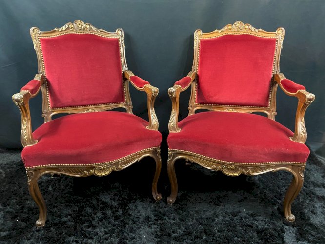 Paire de larges fauteuils à dossier plat de style Louis XV velours rouge profond