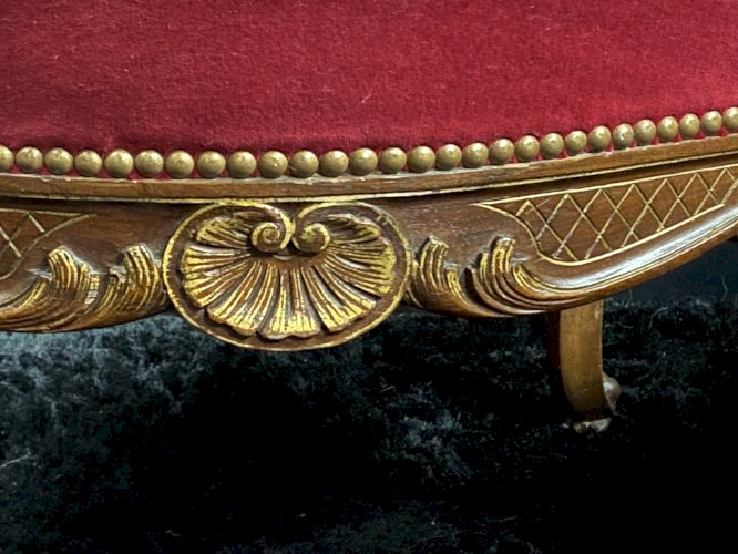 Paire de larges fauteuils à dossier plat de style Louis XV velours rouge profond