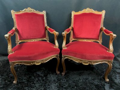 Paire de larges fauteuils à dossier plat style Louis XV velours rouge framboise