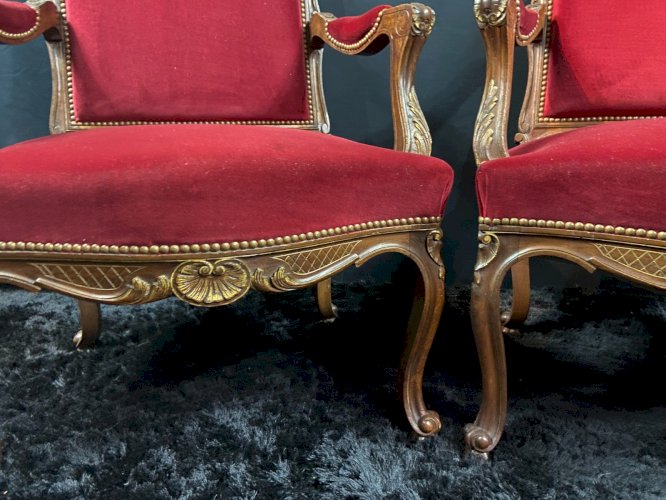 Paire de larges fauteuils à dossier plat style Louis XV velours rouge framboise