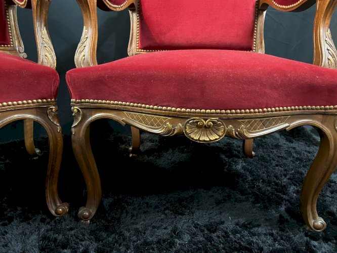 Paire de larges fauteuils à dossier plat style Louis XV velours rouge framboise