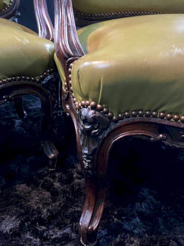 Paire de larges fauteuils XIXe en cuir vert de style Louis XV