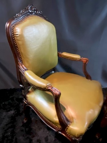 Paire de larges fauteuils XIXe en cuir vert de style Louis XV