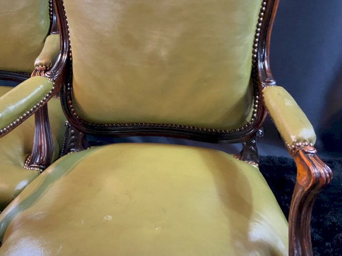 Paire de larges fauteuils XIXe en cuir vert de style Louis XV