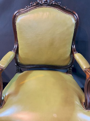Paire de larges fauteuils XIXe en cuir vert de style Louis XV