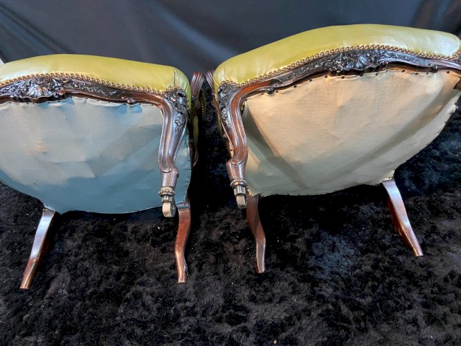 Paire de larges fauteuils XIXe en cuir vert de style Louis XV
