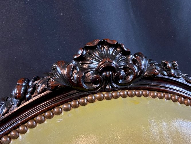 Paire de larges fauteuils XIXe en cuir vert de style Louis XV