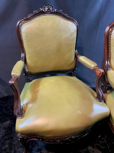 Paire de larges fauteuils XIXe en cuir vert de style Louis XV