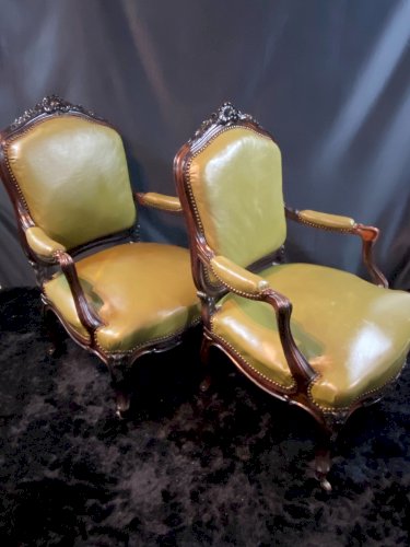 Paire de larges fauteuils XIXe en cuir vert de style Louis XV