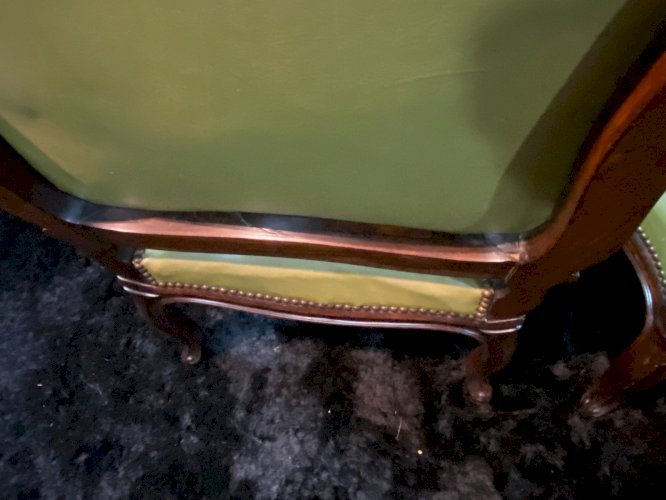 Paire de larges fauteuils XIXe en cuir vert de style Louis XV