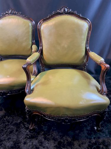 Paire de larges fauteuils XIXe en cuir vert de style Louis XV