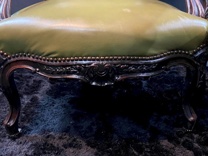 Paire de larges fauteuils XIXe en cuir vert de style Louis XV