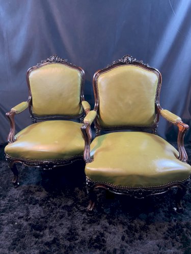 Paire de larges fauteuils XIXe en cuir vert de style Louis XV