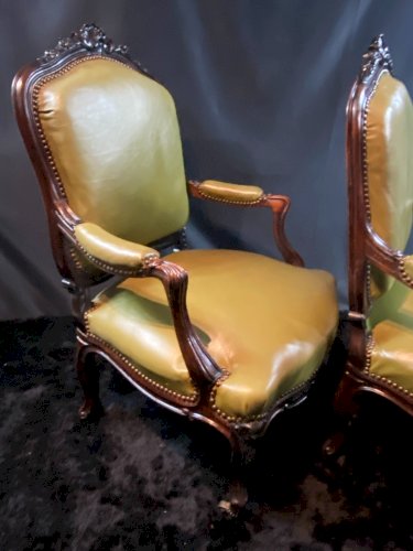 Paire de larges fauteuils XIXe en cuir vert de style Louis XV