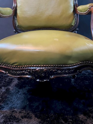 Paire de larges fauteuils XIXe en cuir vert de style Louis XV
