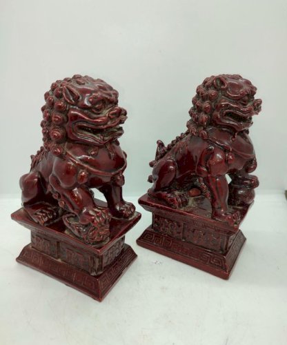 Paire de lion de fo chinois couleur bordeaux en resine en bon etat(made in chiner)