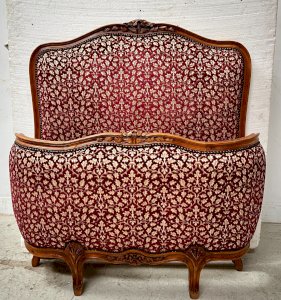 Paire de lit corbeille de style Louis XV en hetre teinté XX siècle