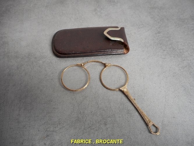 PAIRE DE LUNETTES LOUPE A SYSTEME AVEC SACOCHE
