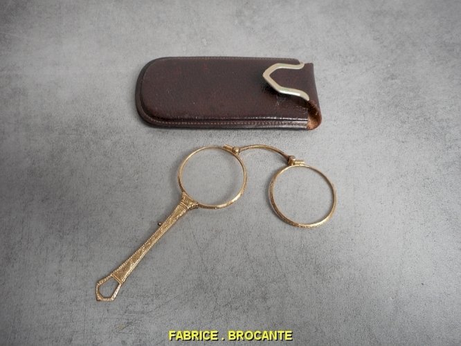 PAIRE DE LUNETTES LOUPE A SYSTEME AVEC SACOCHE