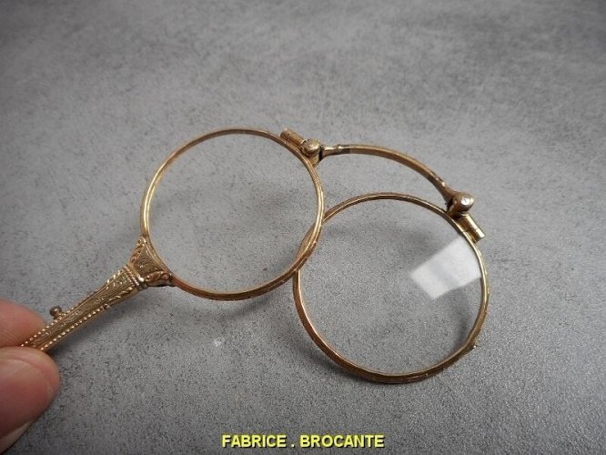 PAIRE DE LUNETTES LOUPE A SYSTEME AVEC SACOCHE