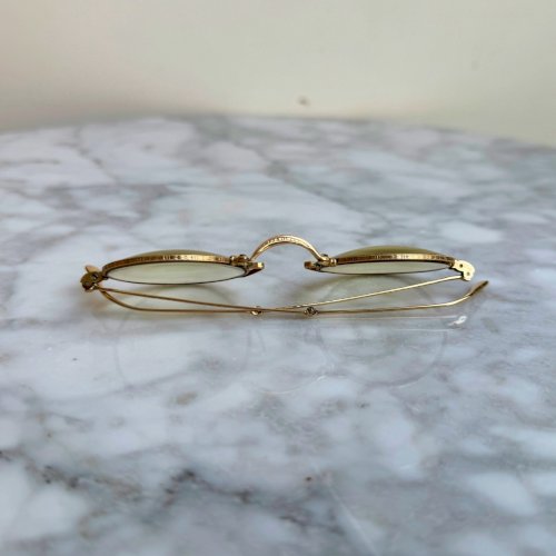 Paire de lunettes ou de binocles pliables dans leur étui de marque M3887