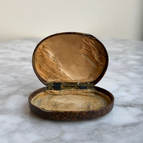 Paire de lunettes ou de binocles pliables dans leur étui de marque M3887