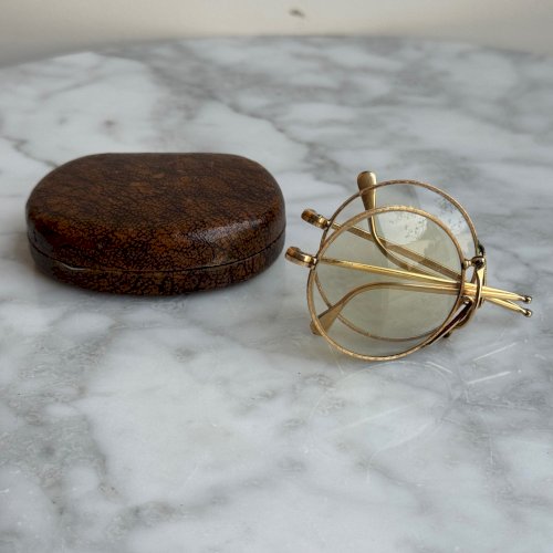 Paire de lunettes ou de binocles pliables dans leur étui de marque M3887