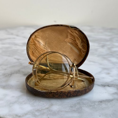 Paire de lunettes ou de binocles pliables dans leur étui de marque M3887