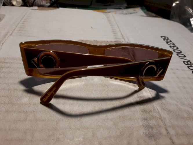 paire de lunettes solaires salvatore Ferragamo