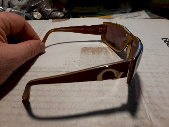 paire de lunettes solaires salvatore Ferragamo