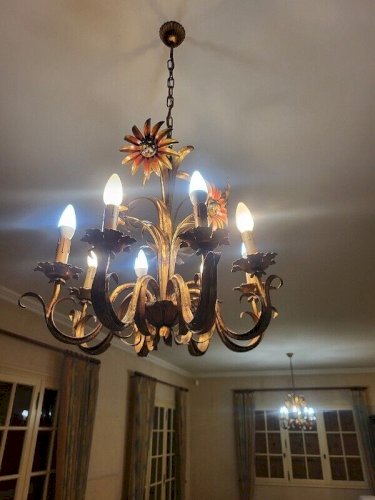 PAIRE DE LUSTRES EN METAL PEINT DECOR DE FLEURS