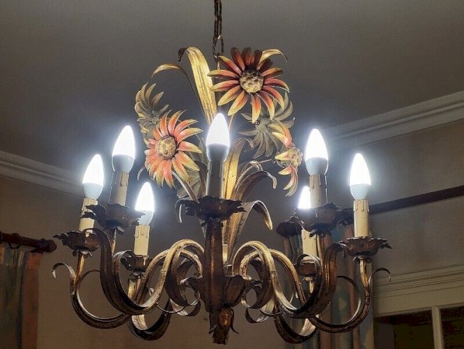 PAIRE DE LUSTRES EN METAL PEINT DECOR DE FLEURS