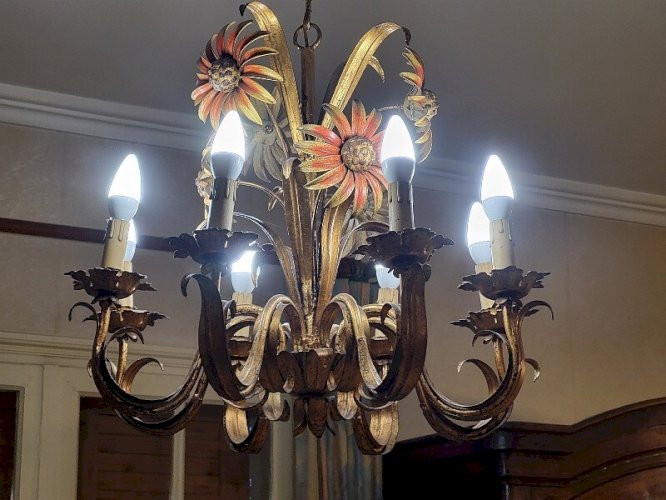 PAIRE DE LUSTRES EN METAL PEINT DECOR DE FLEURS