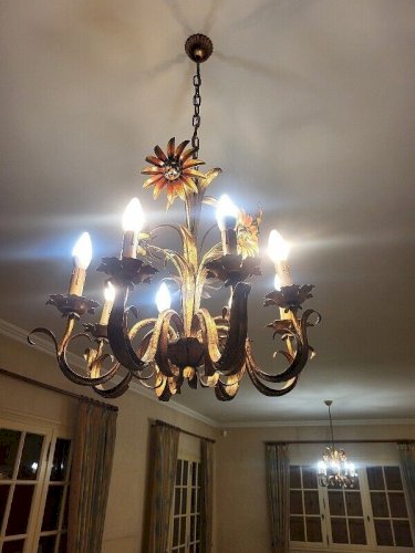 PAIRE DE LUSTRES EN METAL PEINT DECOR DE FLEURS