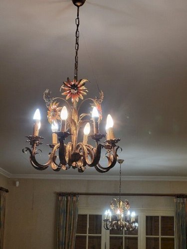 PAIRE DE LUSTRES EN METAL PEINT DECOR DE FLEURS